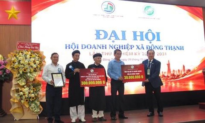 Hội Doanh nghiệp xã Đông Thạnh đã trao biểu trưng kinh phí 300 triệu đồng để trùng tu, tôn tạo di tích Đình Thần Bình Nhan; đồng thời ủng hộ 30 triệu đồng cho Quỹ Vì người nghèo xã Đông Thạnh, góp phần gìn giữ các giá trị văn hóa truyền thống và chăm lo đời sống người dân có hoàn cảnh khó khăn.