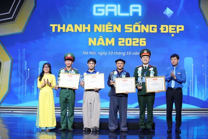 Phó Chủ tịch thường trực T.Ư Hội LHTN Việt Nam Lê Hải Long và Giám đốc Truyền thông đối ngoại và Phát triển bền vững TCP Việt Nam Phan Thị Phương Nhung trao giải thưởng cho các gương thanh niên sống đẹp.