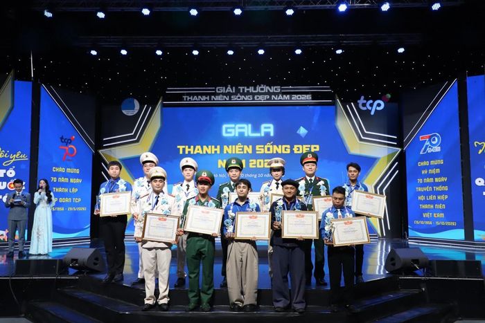 12 trong số 15 gương "Thanh niên sống đẹp" tại chương trình Gala. Ảnh: BTC