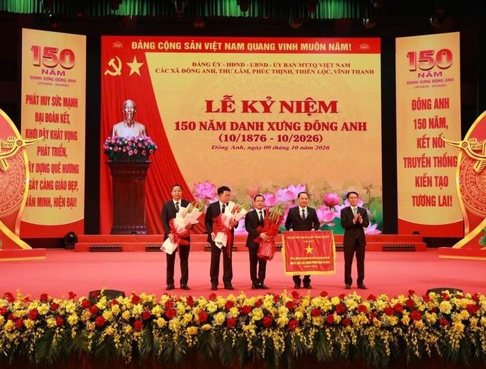 Đảng bộ, chính quyền và Nhân dân xã Đông Anh vinh dự đón nhận Cờ thi đua của Chính phủ.