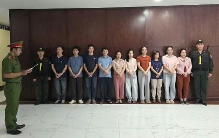 Cơ quan điều tra thi hành lệnh bắt bị can để điều tra về tội Giả mạo trong công tác và tội Mua bán trái phép hóa đơn. Ảnh: CACC