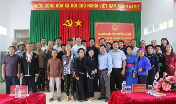  Đoàn công tác chụp ảnh lưu niệm cùng lãnh đạo và Nhân dân xã Ea Ly. 