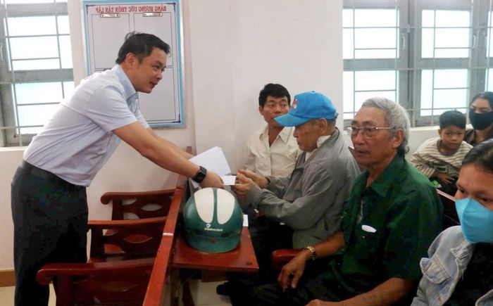  Chủ tịch UBND tỉnh Đỗ Hữu Huy tặng quà các đối tượng chính sách tại xã Ea Ly. 
