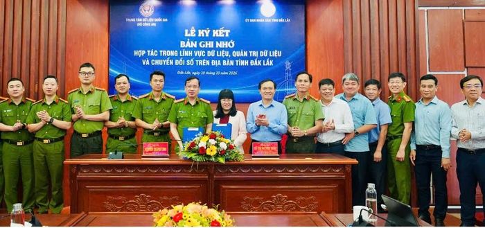  Đại diện UBND tỉnh Đắk Lắk và Trung tâm Dữ liệu Quốc gia ký kết bản ghi nhớ hợp tác. 