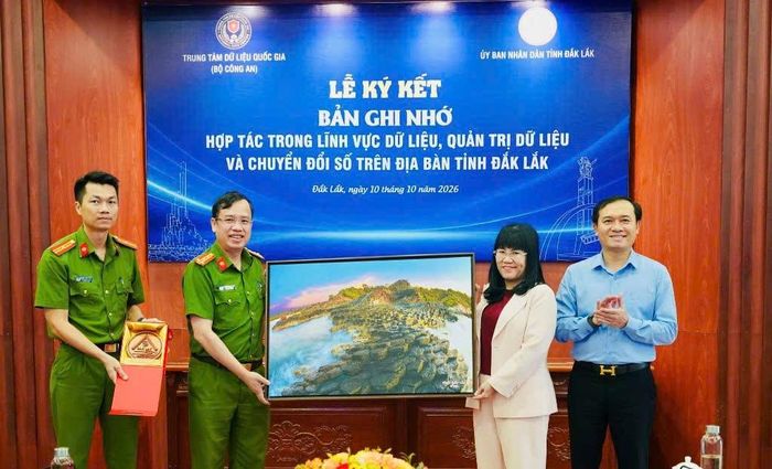  Lãnh đạo UBND tỉnh Đắk Lắk tặng quà lưu niệm đại diện Trung tâm Dữ liệu Quốc gia. 