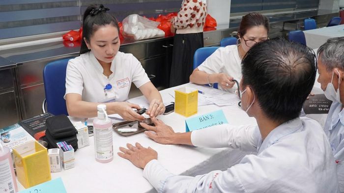 Các y bác sĩ khám bệnh cho người cao tuổi.