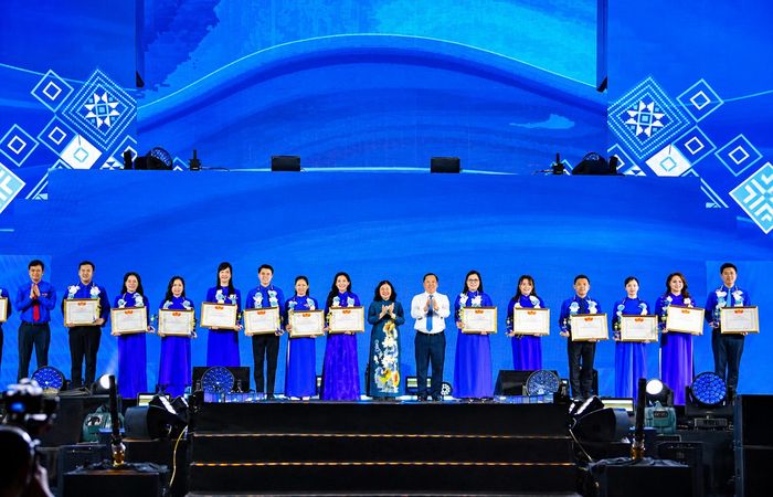 Bà Bùi Thị Minh Hoài - Ủy viên Bộ Chính trị, Bí thư T.Ư Đảng, Chủ tịch Ủy ban T.Ư Mặt trận Tổ quốc Việt Nam; ông Nguyễn Phi Long - Ủy viên T.Ư Đảng, Phó Bí thư thường trực Đảng ủy Mặt trận Tổ quốc, các đoàn thể Trung ương, Phó Chủ tịch Ủy ban T.Ư Mặt trận Tổ quốc Việt Nam trao Giải thưởng Nguyễn Chí Thanh 2026 cho cán bộ Hội tiêu biểu. (Ảnh: Phan Chính)