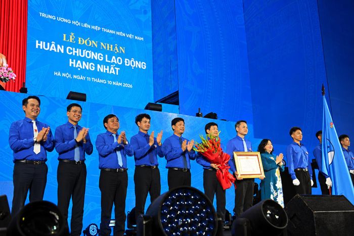 Bà Bùi Thị Minh Hoài - Ủy viên Bộ Chính trị, Bí thư T.Ư Đảng, Chủ tịch Ủy ban T.Ư MTTQ Việt Nam trao tặng Huân chương Lao động hạng Nhất cho Hội LHTN Việt Nam. (Ảnh: Phan Chính).