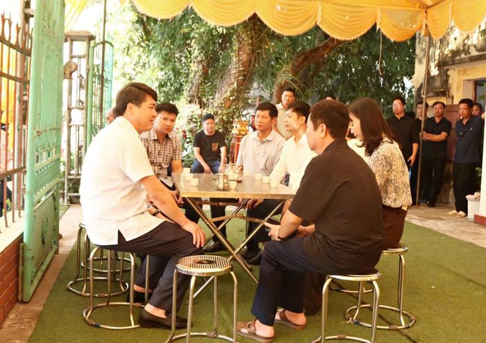 Chính quyền cùng người dân xã Giao Thủy đến thăm hỏi, động viên và chia buồn với gia đình ông Nguyễn Trọng Khải.