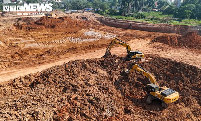 Ghi nhận tại công trường những ngày đầu tháng 10/2026, các hạng mục đang được triển khai, máy móc và phương tiện vận chuyển đất hoạt động liên tục. Các đơn vị thi công tập trung nhân lực, thiết bị để đẩy nhanh khối lượng công việc, đồng thời kiểm soát chất lượng và tiến độ theo kế hoạch.