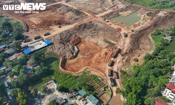 Khối lượng đào lòng hồ, đào đất hạ cấp và đào đất xung quanh hồ được ghi nhận đạt 83.256m³. Trong khi đó, khối lượng đất cấp 2 vận chuyển đến bãi trữ đạt 77.756m³.