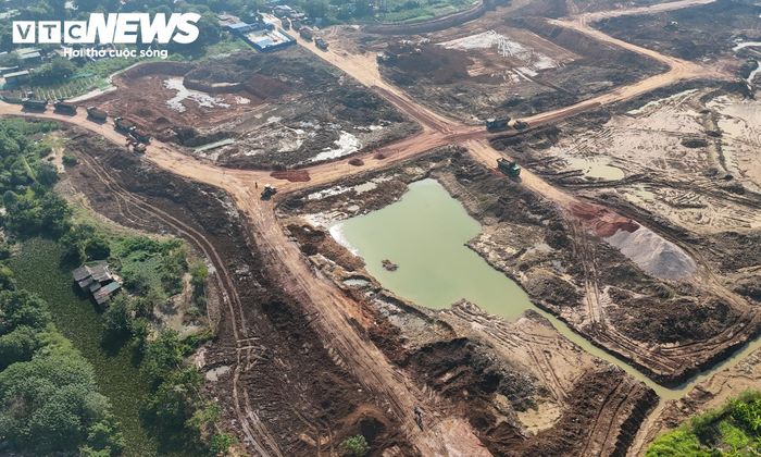 Về tiến độ thi công, các công việc liên quan đến gom đất màu, đất hữu cơ, phát quang và dọn dẹp mặt bằng đạt khoảng 96%. Hệ thống đường công vụ đã hoàn thành. 