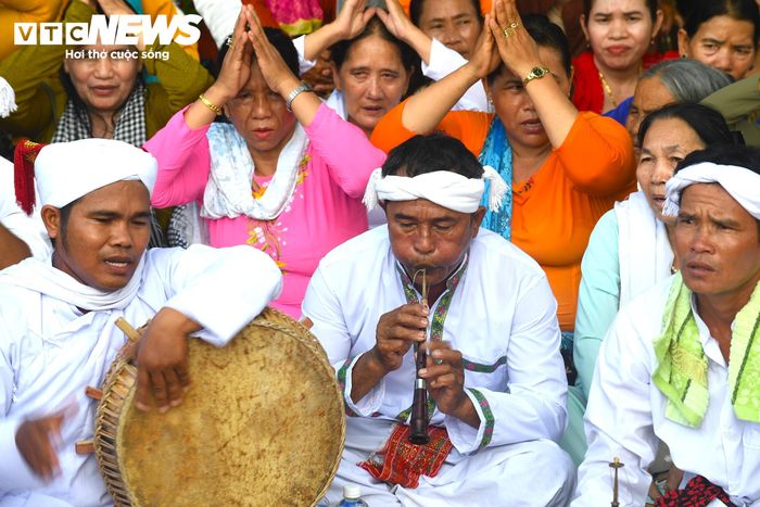 Trống Ghi-năng, trống Paranưng, kèn Saranai… đặc trưng không thể thiếu trong các lễ hội của đồng bào Chăm.