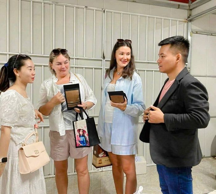 Y Pốt chia sẻ câu chuyện khởi nghiệp của mình đến bạn bè thế giới.