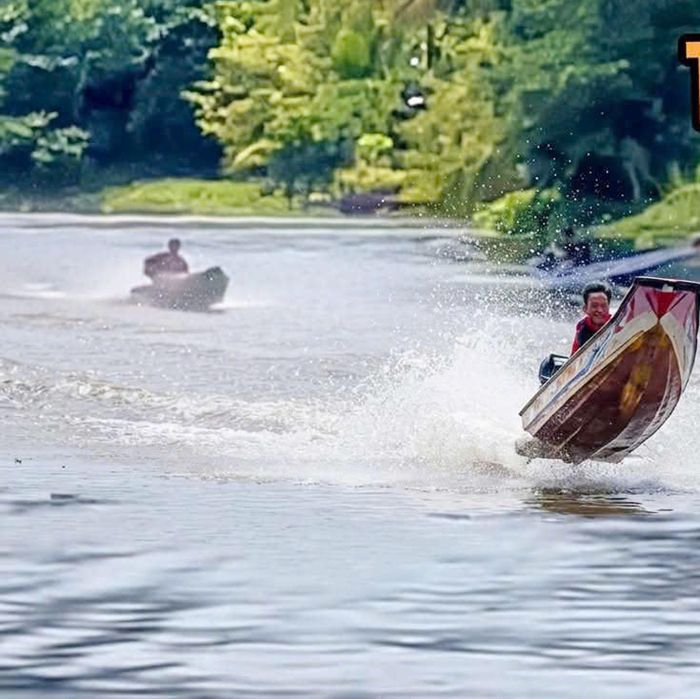Một trong những đồng nghiệp của anh B. chạy thử với tốc độ cao tại phường Ngã Năm nhưng không đội mũ bảo hiểm, không áo phao. (Ảnh: Minh Tân).