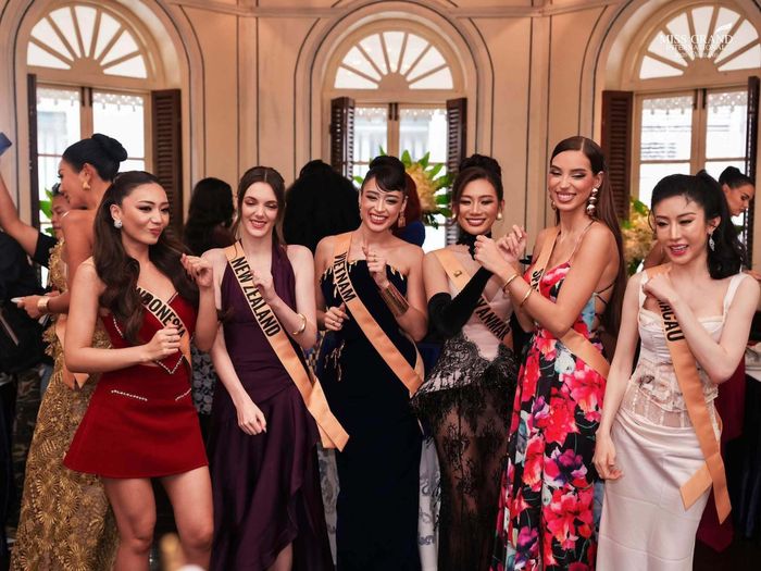Không chỉ nhờ sắc vóc, Emoura còn sớm có những dấu ấn tại Miss Grand International 2026. Cô lọt Top 10 Pre-Arrival trước khi cuộc thi bước vào chuỗi hoạt động chính thức.