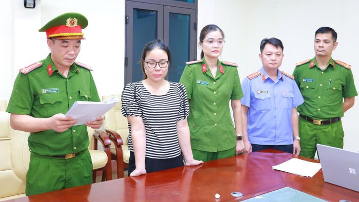 Cơ quan Cảnh sát điều tra Công an tỉnh Lào Cai thi hành lệnh bắt bị can để tạm giam và lệnh khám xét chỗ ở đối với Đặng Thị Lý. (Ảnh: CACC)