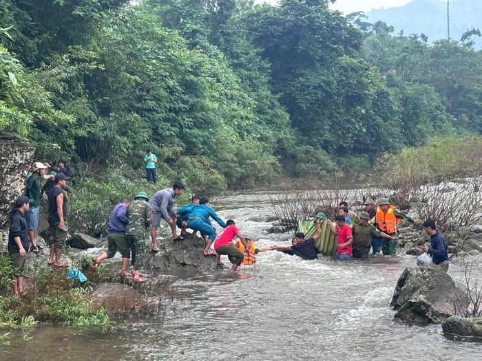 Lực lượng chức năng tìm thấy thi thể bà H.T.L. cách vị trí gặp nạn khoảng 2km. (Ảnh: Hoàng Cuối)