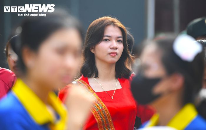 Anh Nguyễn Quang Vinh (du khách TP.HCM) vui vẻ nói: “Đây là lần đầu tiên tôi tham dự Tết Katê của bà con tại đây, không khí vui và rộn ràng. Các bạn nữ trong trang phục truyền thống của đồng bào Chăm trông xinh xắn, lôi cuốn khó tả”.