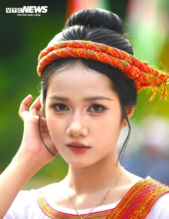 Cô gái Chăm nổi bật với gương mặt sắc sảo, ánh mắt sâu hút hồn.