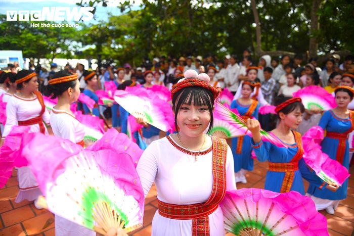  Trang phục được tô điểm bởi dải khăn quàng vai, thắt lưng thổ cẩm (talei kabak, talei ka-in) với các gam màu rực rỡ như đỏ, vàng, xanh nổi bật trên nền vải.