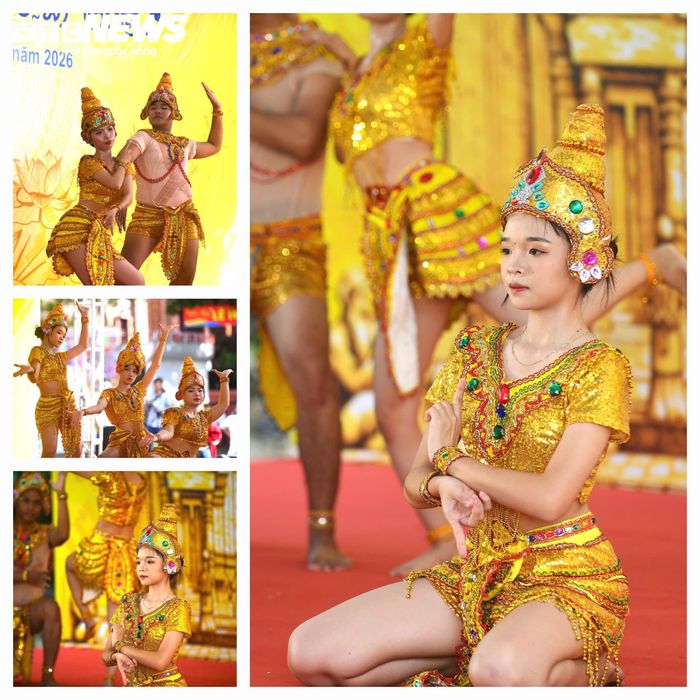 Vẻ uyển chuyển, mềm mại trong từng động tác múa kết hợp cùng trang phục truyền thống khiến những màn biểu diễn văn nghệ của các cô gái Chăm trở nên lôi cuốn, sinh động.