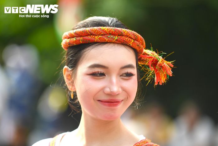 Nụ cười e ấp của thiếu nữ Chăm.