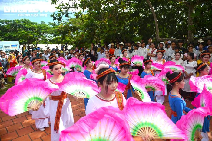 Những cô gái Chăm thường sở hữu đường nét sắc sảo, đôi mắt sâu hút hồn, nụ cười hiền hậu và làn da rám nắng khỏe khoắn