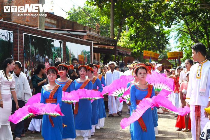 Sự kiện này thu hút đông đảo người dân và du khách tham dự. 