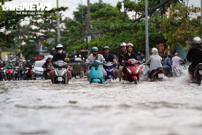 Khoảng 17h, nhiều đoạn trên đường Nguyễn Bình (xã Hiệp Phước) chìm trong nước. Triều cường dâng cao khiến việc đi lại của người dân gặp nhiều khó khăn.