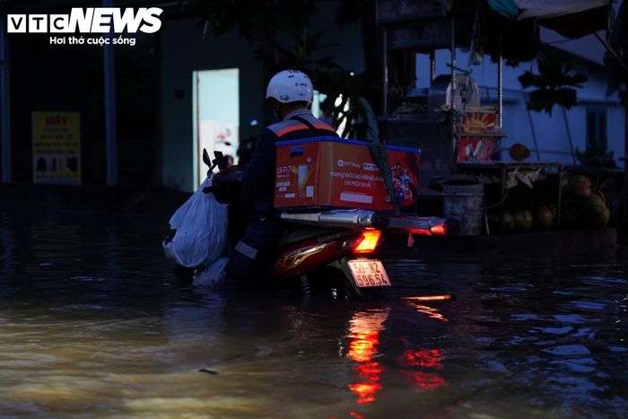 Cách đường Nguyễn Bình khoảng 7km, tuyến đường Đào Sư Tích (xã Phước Lộc) cũng ngập sâu trên đoạn dài hơn 2km. Nước dâng cao khiến nhiều phương tiện không thể di chuyển, xe máy chết máy nằm la liệt trên đường.