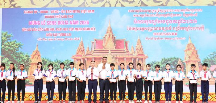 Nhiều phần quà và học bổng được trao tại buổi lễ. (Ảnh: Trung Phạm)