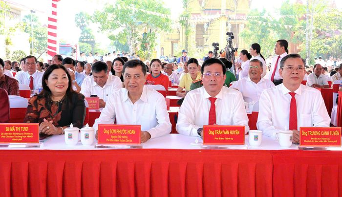 Lãnh đạo TP Cần Thơ dự Lễ mừng Sene Dolta tại chùa Đay Om Pu, xã Phú Giao. (Ảnh: Trung Phạm)