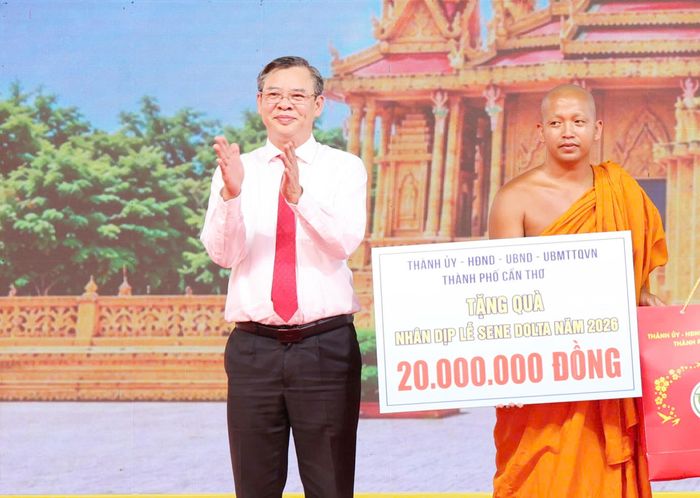 Chủ tịch UBND TP Cần Thơ Trương Cảnh Tuyên tặng quà cho chùa và cùng các đại biểu múa Rom vong chúc mừng Lễ Sene Dolta. (Ảnh: Trung Phạm)