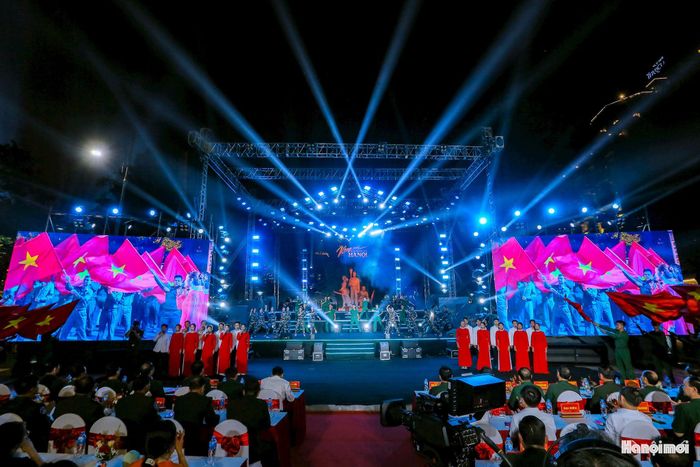 Không chỉ là hoạt động văn hóa, nghệ thuật chào mừng các ngày kỷ niệm lớn, “80 năm - Vang mãi bản hùng ca Hà Nội” còn là dịp tri ân những thế hệ cán bộ, chiến sĩ đã chiến đấu, hy sinh và cống hiến vì độc lập, tự do của Tổ quốc, vì cuộc sống bình yên của nhân dân.