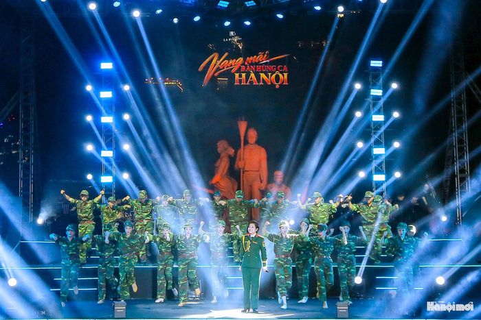 Việc ứng dụng công nghệ trình diễn hiện đại đã giúp các câu chuyện lịch sử trở nên sống động, gần gũi hơn bao giờ hết với công chúng trẻ. Những hình ảnh tư liệu đắt giá hòa quyện cùng hiệu ứng ánh sáng tân tiến đã tạo nên màn trình diễn mãn nhãn cả về thị giác lẫn thính giác.