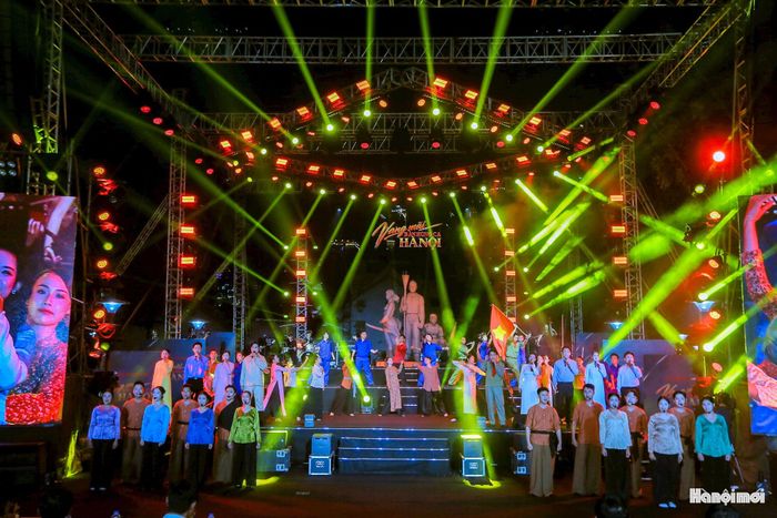 Chương trình nghệ thuật đặc biệt được kết cấu thành ba chương. Chương I, “Hà Nội đứng lên”, khắc họa những dấu mốc lịch sử tiêu biểu của lực lượng vũ trang Thủ đô trong hành trình 80 năm xây dựng, chiến đấu và trưởng thành. Chương II, “Bài ca chiến sĩ Thủ đô”, tập trung làm nổi bật hình tượng người chiến sĩ Thủ đô qua các thời kỳ. Chương III, “Hà Nội - Nơi bình yên tỏa sáng”, mở ra hình ảnh một Hà Nội hòa bình, văn minh, hiện đại, nơi sự bình yên được gìn giữ bằng tinh thần trách nhiệm, sự cống hiến của lực lượng vũ trang và sự chung tay của mỗi người dân.