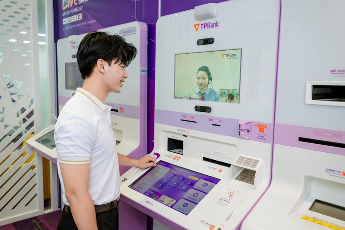 Khách hàng sử dụng dịch vụ LiveBank 24/7.