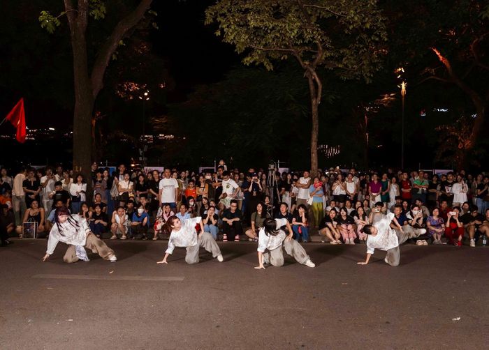 Phần nhảy flashmob thu hút sự quan tâm của đông đảo công chúng. Ảnh: Báo Nhân Dân