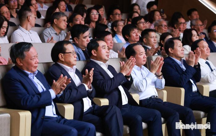 Dự chương trình có Ủy viên Bộ Chính trị, Bí thư Trung ương Đảng, Trưởng ban Tuyên giáo Trung ương Trịnh Văn Quyết; Đại tướng Lương Tam Quang, Ủy viên Bộ Chính trị, Bộ trưởng Bộ Công an; Ủy viên Bộ Chính trị, Bí thư Thành ủy, Trưởng đoàn đại biểu Quốc hội thành phố Hà Nội Trần Đức Thắng; nguyên Ủy viên Bộ Chính trị, nguyên Bí thư Thành ủy Hà Nội Phạm Quang Nghị; Ủy viên Trung ương Đảng, Phó Chủ tịch Quốc hội Nguyễn Khắc Định; Ủy viên Trung ương Đảng, Phó Bí thư Thành ủy, Chủ tịch UBND thành phố Hà Nội Vũ Đại Thắng; Phó Bí thư Thành ủy Hà Nội Nguyễn Văn Phong...