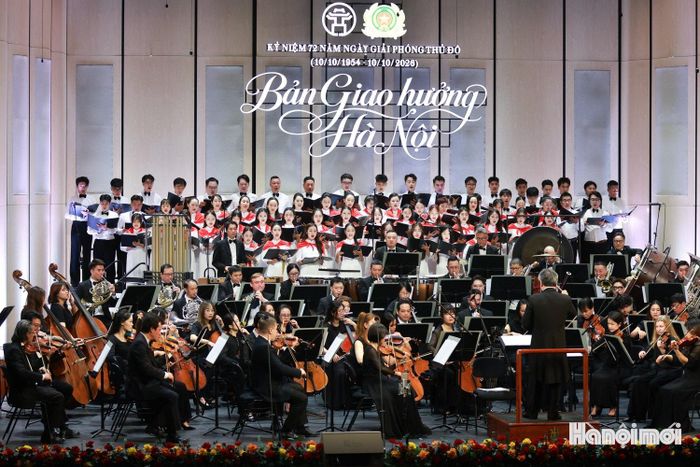 Chương II “Tình yêu Hà Nội”, nơi những giai điệu đầy xúc cảm khai mở một không gian nghệ thuật tinh tế, đưa khán giả trở về với miền ký ức lãng mạn, sâu lắng và thiết tha, nơi Hà Nội được soi chiếu qua những chiều kích thẳm sâu của tâm hồn và trí tuệ.