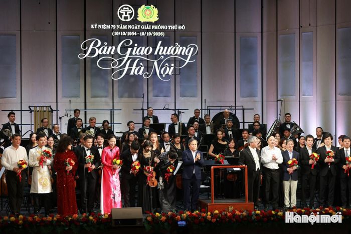Chủ tịch UBND thành phố Hà Nội Vũ Đại Thắng cùng Thứ trưởng Bộ Công an Đặng Hồng Đức tặng hoa các nghệ sĩ tham gia chương trình.