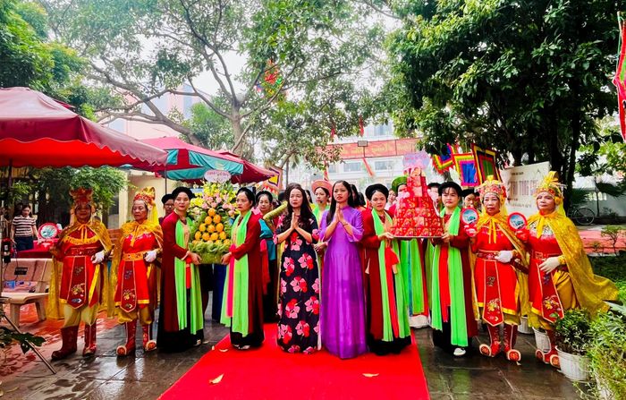 Các nghệ nhân và đại biểu dâng hương tại lăng mộ Tướng Văn Dĩ Thành. Ảnh: Ánh Bình