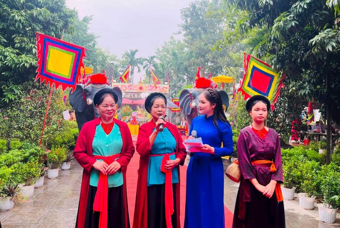 Nghệ nhân Ưu tú Ngô Thị Thu chia sẻ về hành trình hồi sinh nghệ thuật Chèo Tàu Tổng Gối. Ảnh: Ánh Bình