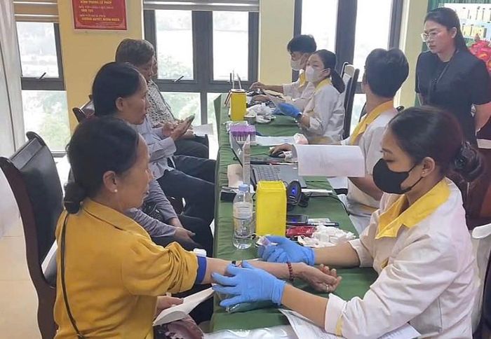 Các lực lượng chức năng tiến hành lấy mẫu sinh phẩm ADN đảm bảo chặt chẽ, khoa học, đúng quy trình và yêu cầu kỹ thuật. Ảnh: PV