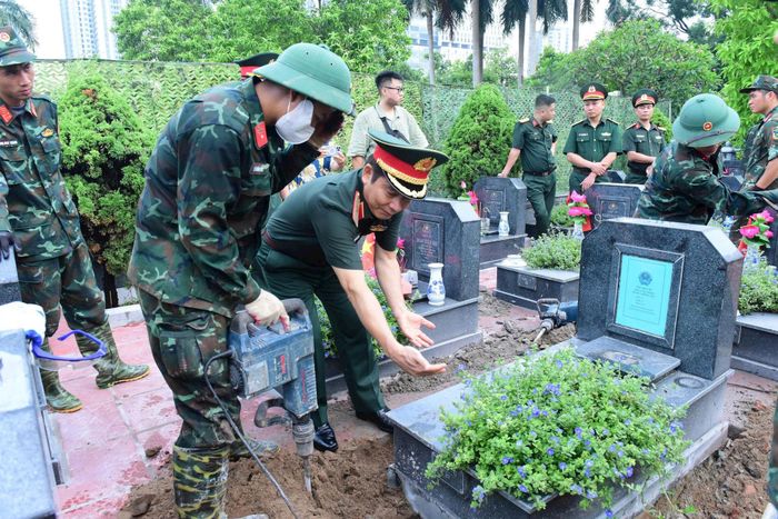 Thiếu tướng Nguyễn Khắc Nhân chỉ đạo lực lượng thực hiện công tác khảo sát, khai quật các phần mộ liệt sĩ chưa xác định thông tin​​​​​​. Ảnh: Trung Kiên.