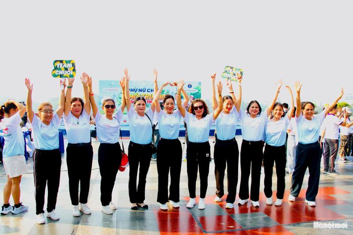 Các vận động viên hào hứng tham gia giải chạy. Ảnh: Nguyệt Ánh