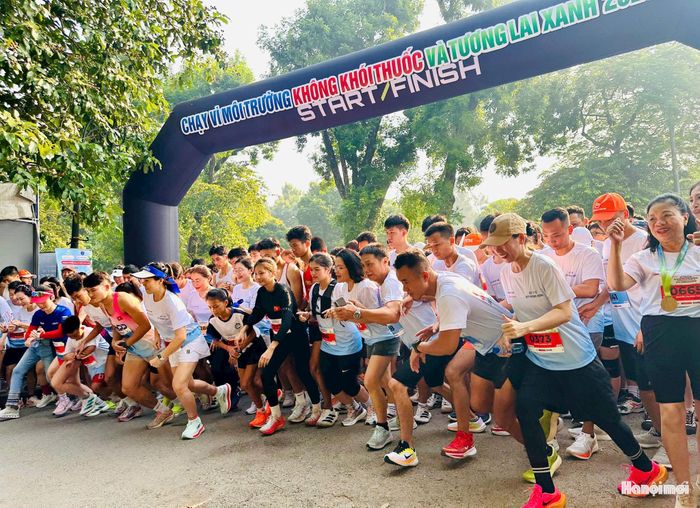 Các vận động viên hào hứng xuất phát tranh tài. Ảnh: Nguyệt Ánh