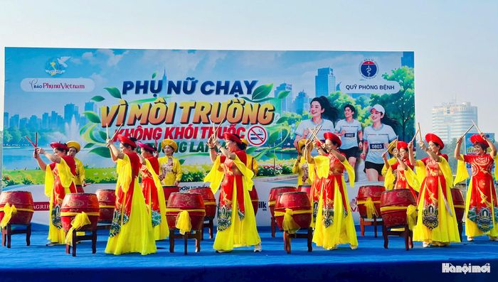 Màn trống hội khai mạc chương trình. Ảnh: Nguyệt Ánh