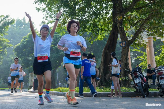 Sắc màu rực rỡ của các vận động viên tạo nên không khí sôi động tại Công viên Thống Nhất trong buổi sáng cuối tuần.